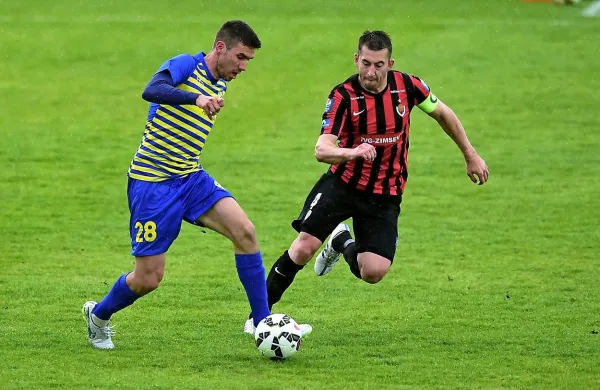Eden najbolj nevarnih igralcev Vikingurja, kapetan  Igor 
Tašković (desno) v dvoboju z Antejem Tomićem.