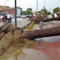 Tornado, ki je pusto&scaron;il po Bene&scaron;kem, je vzel eno življenje (video)