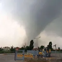 Tornado, ki je pusto&scaron;il po Bene&scaron;kem, je vzel eno življenje (video)