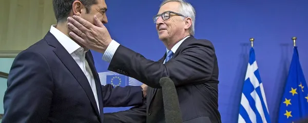 “Daj, potrudi se malo, samo še malo ...,” Jean-Claude Juncker (desno) spodbuja Aleksisa Ciprasa.