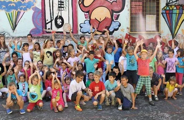 Postojnskim otrokom med letošnjimi počitnicami ni dolgčas. 
Na voljo imajo res pestro izbiro dejavnosti. Mnoge so 
plačljive, nekatere pa tudi brezplačne.