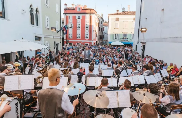 Pihalni orkester Izola  združuje glasbenike različnih starosti, 
tudi mlade,   z nastopov v živo pa je posnel in izdal že več 
cedejev.   