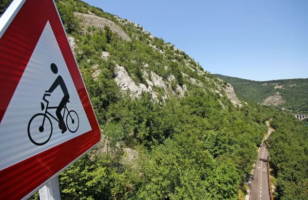 Se bo to poletje  mogoče peljati s kolesi, ko pa se je ta teden pokazalo, da lahko na pot treščijo velike skale? 