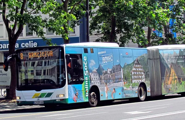 Avtobus z motivi iz doline Soče je požel veliko občudovanja.
