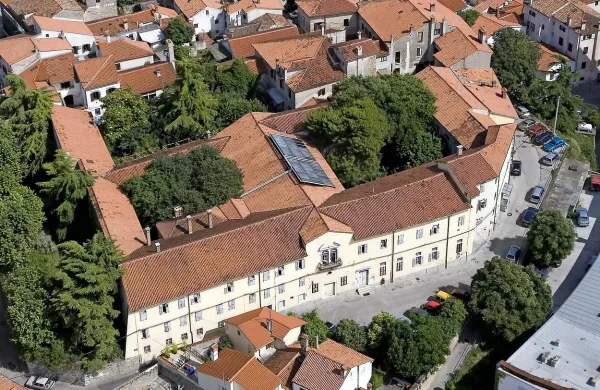 

V Univerzi na Primorskem naj bi denar od  oprostitve plačila 
nadomestila v prihodnje namenili obnovi Servitskega  samostana. Ta pa že leta klavrno propada. 