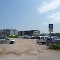 Domu Koper ni treba plačati nadomestila za parkirišče pri 
stanovanjskih stolpičih za Vojkovim nabrežjem, ki ga je 
občina uredila za imetnike parkirnih dovolilnic. 
