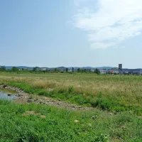 Več deset tisoč kvadratnih metrov veliko zemljišče med 
Ferrarsko ulico in bližnjimi nakupovalnimi središči je v lasti 
podjetja MM Finansiranje. 