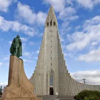 Cerkev Hallgrímskirkja in pred njo spomenik odkritelju Vinlanda (Amerike)  Leifu Erikssonu.

