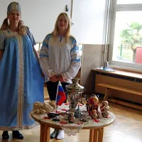 Bogdana Pirec (levo) v tradicionalni ukrajinski opravi.  