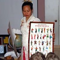 Indonezijka Wusiana Klobasa se je otrokom v istrskih šolah 
predstavila v tradicionalnem oblačilu in jim posebnosti njene 
domovine prikazala v sliki in besedi. 

