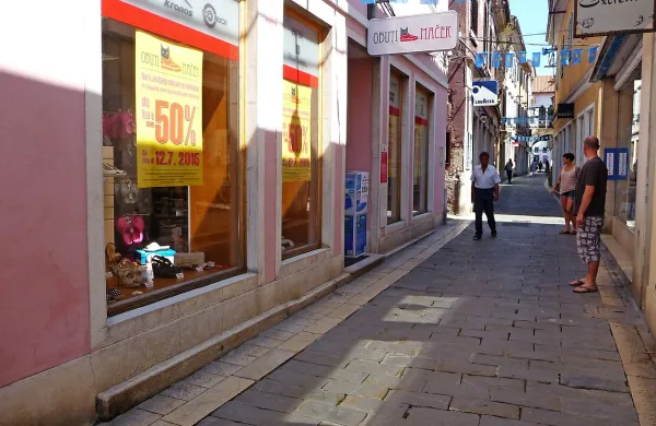 V ponedeljek se bodo začele poletne razprodaje tekstila in 
obutve. 