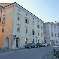 Julija je v piranskem zdravstvenem domu začel delati nov zdravnik Miha Čufer. Pirančani so 
zadovoljni, da so končno dobili stalnega zdravnika, saj so imeli zadnja leta številne težave 
z njimi. 

