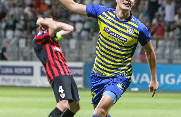 Super Palček ali Palčo, kot ga kličejo soigralci -  zadetek 
Mateja Palčiča  je Koprčane obdržal v Evropi. V ozadju se  za 
glavo drži kapetan Vikingurja Igor Tasković.