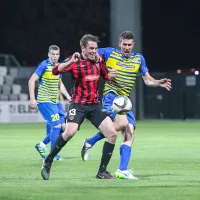 Dva gola za Simčičev hrbet je spravil centralni zvezni igralec 
Islandcev Ingi Kristinsson ter svojo ekipo do zadnje minute 
držal v igri za napredovanje.