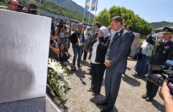 Slovenski predsednik Borut Pahor je na današnji osrednji 
spominski slovesnosti za 8372 žrtev genocida v Srebrenici 
pred 20 leti, ki je potekala v spominskem centru Potočari, 
pozval k odpuščanju in spravi za boljšo prihodnost BiH in 
njenih ljudi.