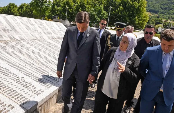 Borut Pahor (v družbi z Muniro Subašić) je včeraj obiskal tudi 
spominski center Potočari.