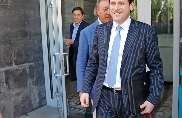 Martin Kovač, za njim pa Vojteh in Marko Volk ob odhajanju z 
murskosoboškega sodišča. 