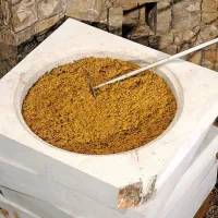V 2,5-tonski kamniti posodi Benjamin Zidarich od leta 2013 
macerira vitovsko.