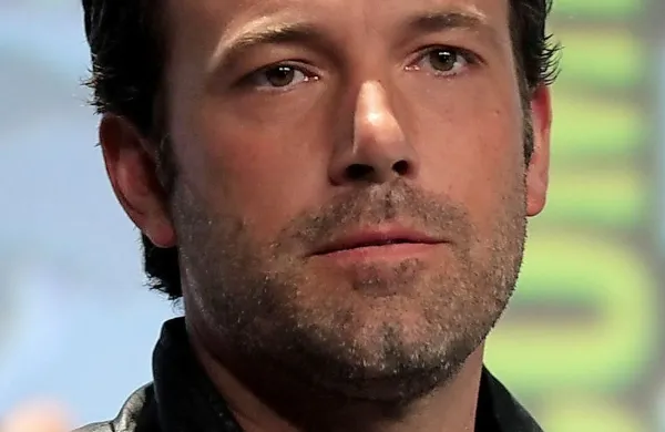 Ben Affleck bo po  pisanju filmske revije Hollywood Reporter  
v novem filmu o Batmanu  prevzeti dvojno nalogo - režijo in 
glavno moško vlogo.