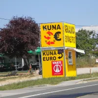 Kune je pametno kupiti še pred  odhodom na Hrvaško, sploh 
če gre za večje zneske, pri manjših pa ni bistvenih razlik.