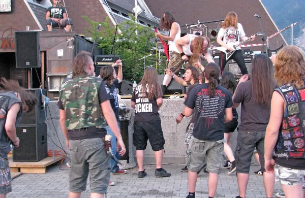V soboto so s koncertom nemške in brazilske metal skupine 
in prvimi metal turističnimi prišleki  sredi Tolmina domačine že 
pripravljali na prihajajoči teden rohnjenja. 