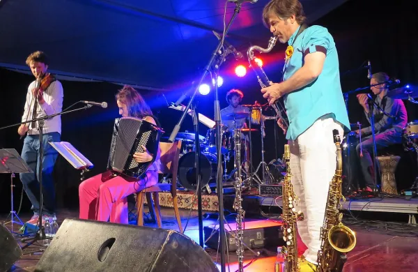 GMH orkestar je Keltiko odprl s pisanim prepletom balkanske 
glasbe, jazza,  klezmerja, folka, skaja in še česa. 
