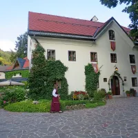 Prestižni Kendov  dvorec ostaja v lasti Hidrie,  ne bo ji ga treba 
prodati. 