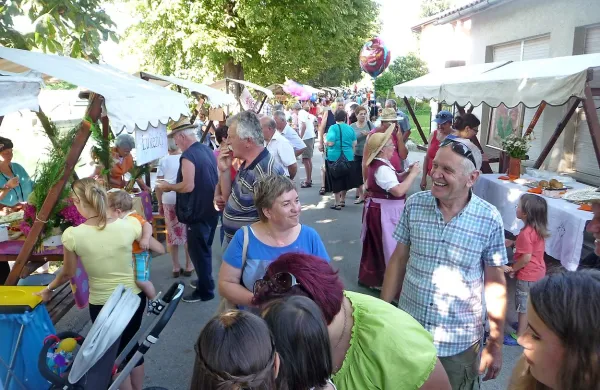 Obiskovalce so pričakale stojnice številnih številnih renških 
zaselkov in nekaterih društev. 