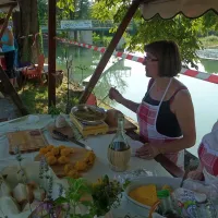 Stojnice so se šibile od najraznovrstnejših domačih dobrot. 