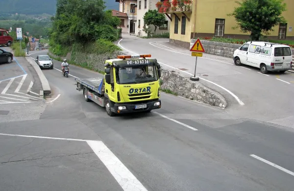 ... preureditev  križišča z razširitvijo ceste pa bo plačala 
država. 