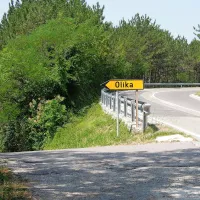 Pred mejnim prehodom Sočerga je smerokaz, ki vodi v 
Oliko.