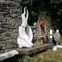 Različne Damirjeve skulpture obkrožajo hišo in dvorišče.