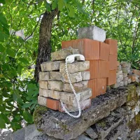 Med umetniškimi instalacijami je tudi prednik današnjih 
telefonov, ki mu je Damir De Simone dal funkcijo gluhega 
domofona.
