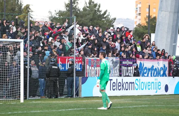 Zelo malo možnosti je, da bi bili privrženci Hajduka na tribuni 
za golom, tako kot so bili pozimi na prijateljski tekmi. Zanje bo 
na  voljo zelo malo vstopnic.
