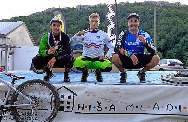 Nosilci medalj v elitni kategoriji (z leve): Urban Rotnik, Matija Stupar in Filip Flisar