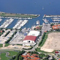 Piranski svetniki bodo jutri v prvem branju sprejemali odlok za gradnjo termalne riviere na območju Marine Portorož, čeprav 
se  Marina  in piranska občina še nista dogovorili o morebitni menjavi parcel. Problematičen je predvsem Park Sonce.  
