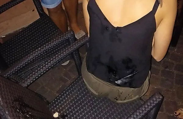 Eno od obiskovalk goriškega lokala je jajce zadelo v hrbet.