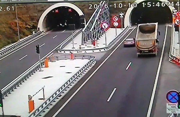 V današnji nesreči, ki se je dopoldne zgodila na primorski 
avtocesti, so umrli 43-letni voznik osebnega vozila, 34 in 
60-letni ženski ter petletni deček, vsi državljani Romunije.