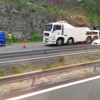 Na avtocesti  trčenje cisterne z nevarnimi snovmi in dveh vozil, &scaron;tirje mrtvi