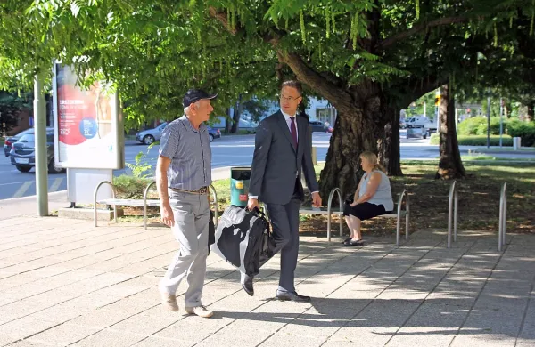 Darjo Stepančič je na sodišče prišel s svojim odvetnikom 
Simonom Čehovinom.