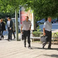 Obtožena Tadej Vidic (v sredini) in Ivan Lisjak (desno) 
poudarjata, da nista storila očitanega kaznivega dejanja.  