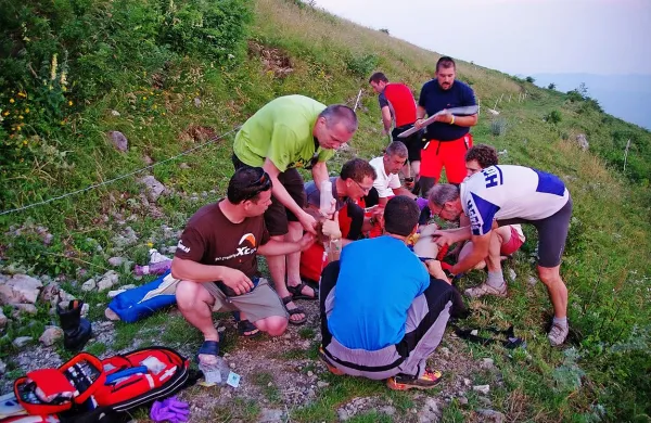  Gorski reševalci so imeli v zadnjih dneh veliko dela z 
jadralnimi padalci. Češki padalec je pred dnevi na Kobali 
nesrečno padel pri vzletu in si zlomil desno stegnenico. 