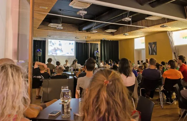 Kinodejka znova vabi v kino pod zvezdami, ob slabem 
vremenu pa v udobne  naslonjače.  