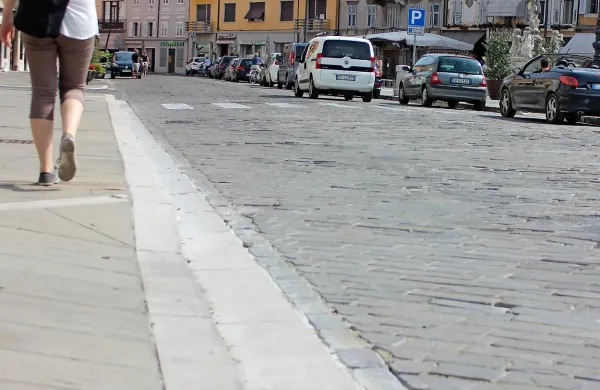 Razdrapano cesto, ki je že dolgo sramota ob trgu Travnik, 
bodo končno začeli obnavljati.