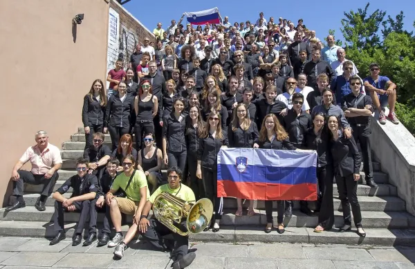 Pihalni orkester Komen je po zmagoslavju na tekmovalnem 
nastopu v družbi  zvestih spremljevalcev   tako poselil stopnišče pred zgradbo Slovaškega radia. 