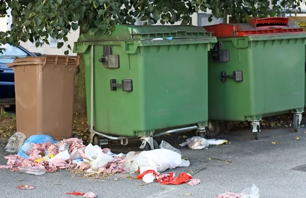 Medtem ko polovica občanov ločuje odpadke, jih malomarneži ne zmorejo  niti odložiti v prazne posode. A to se ne 
dogaja samo v Idriji ...