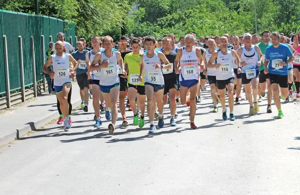 V prvem delu primorskega pokala (fotografija je s teka v Ajdovščini) se je preizkusilo skoraj 
1400 tekačev.  