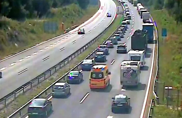 Hitrost vožnje naj bo prilagojena omejitvam, vozniškemu 
znanju in izkušnjam, gostoti prometa, vremenskim razmeram, stanju vozila ter stanju in preglednosti cest.