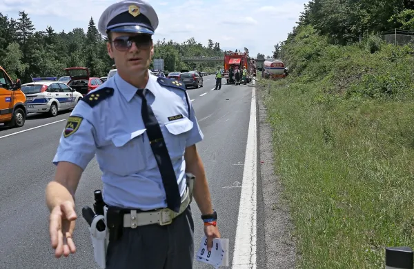Policisti so zavarovali kraj nesreče (v ozadju) in do teme iskali pobeglega voznika.