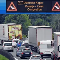 V prvih urah po nesreči so voznike pozivali, naj proti Primorski 
raje izberejo druge ceste in ne avtoceste.